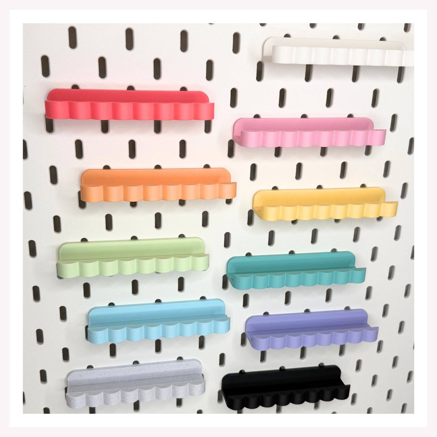 Narrow Scallop Display Rail